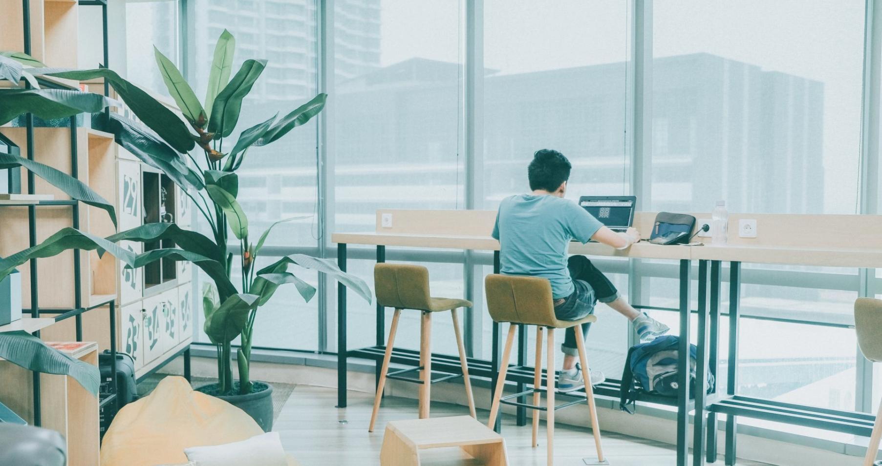 Nowoczesne biuro Jetwave Prismo z przestrzenią do nagrywania warsztatów edukacyjnych